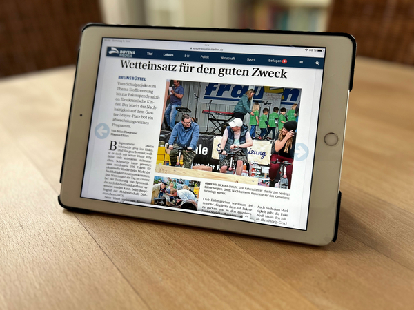 IPad steht auf dem Tisch und es ist die Seite vom Boyens-E-Paper zu sehen.