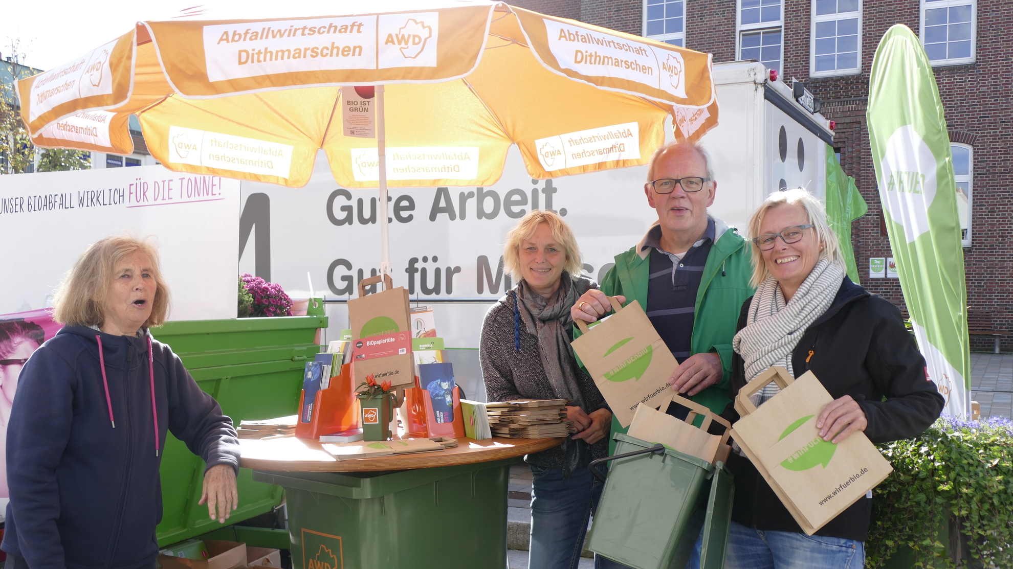 Am AWD-Stand werden Biotüten verteilt.