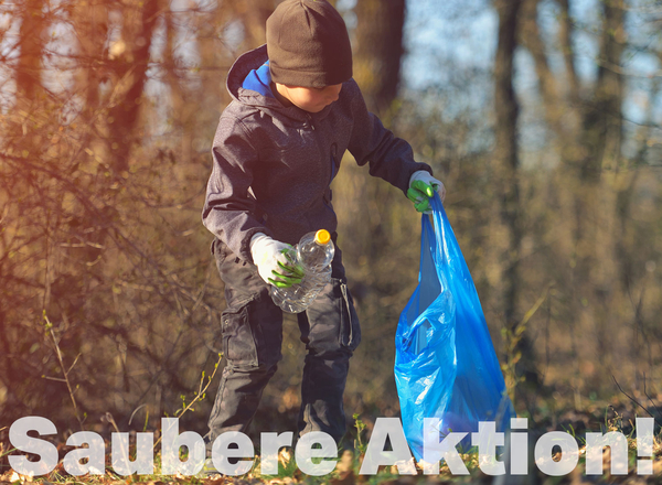 Kind sammelt Abfälle in der Natur.